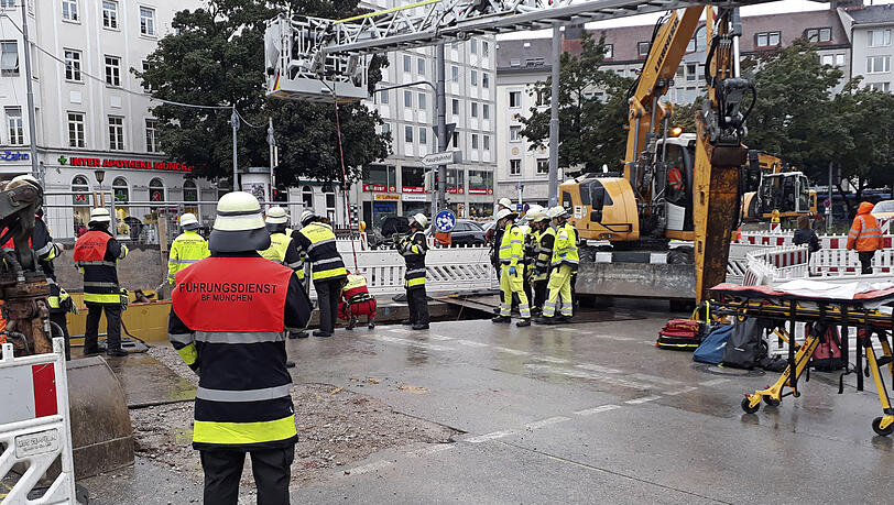Die Feuerwehr konnte den Bauarbeiter mit der Drehleiter retten. Die Feuerwehr konnte den Bauarbeiter mit der Drehleiter retten.