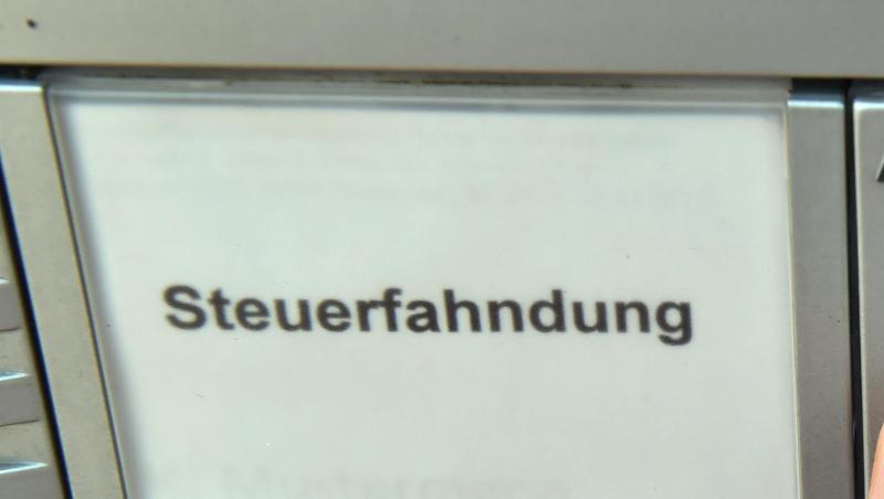 Auf einem Klingelschild steht das Wort "Steuerfahndung". Foto: Uli Deck/dpa/Archivbild