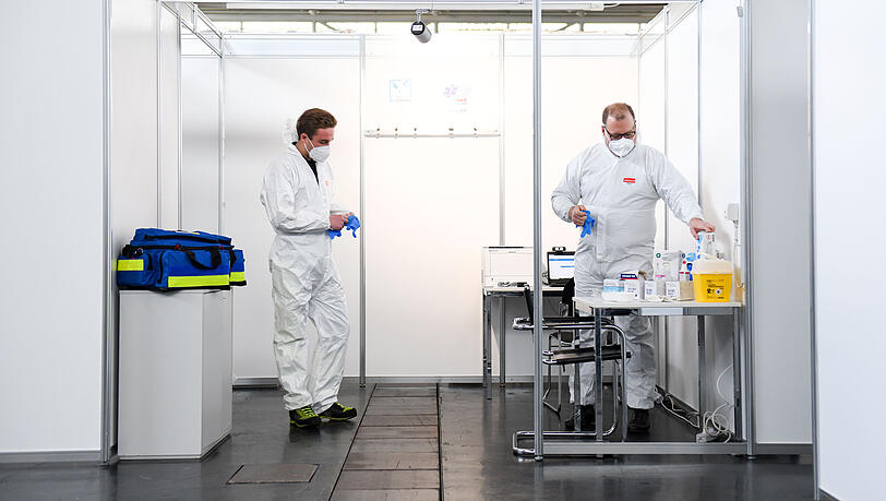 Ein Arzt und ein Mitarbeiter des Rettungsdienstes im Impfzentrum an der Messe.