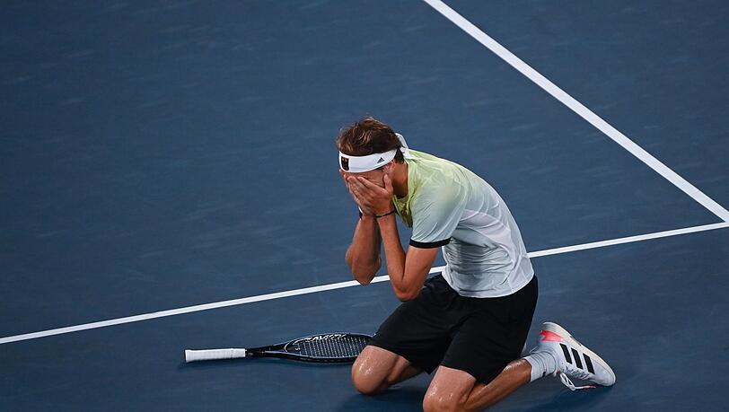Alexander Zverev hat in Tokio die Goldmedaille im Herren-Einzel gewonnen und sinkt auf die Knie.