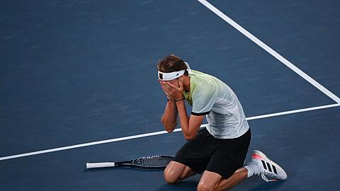 Alexander Zverev hat in Tokio die Goldmedaille im Herren-Einzel gewonnen und sinkt auf die Knie.