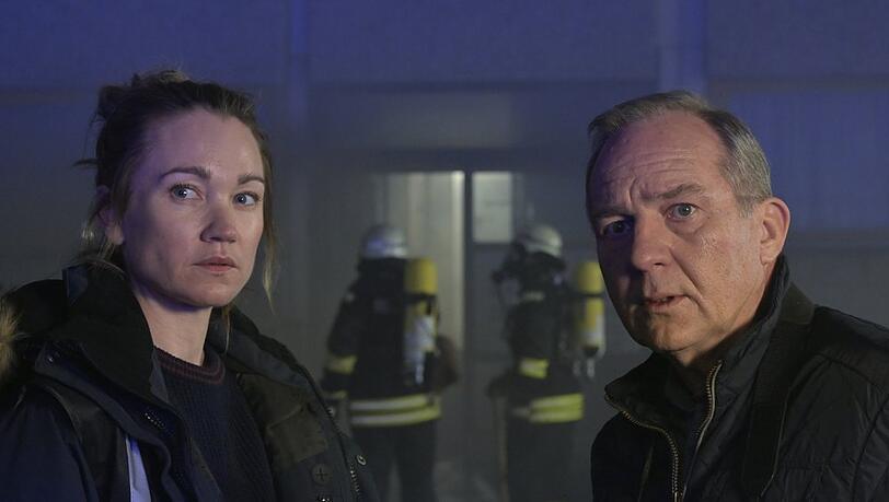 "Gefährliche Wahrheit": Die Journalistin Maren Gehrke (Lisa Maria Potthoff) und ihr Kollege Hans Buttke (Uwe Preuss) recherchieren die Hintergründe des Brandes in einer Sozialbausiedlung.