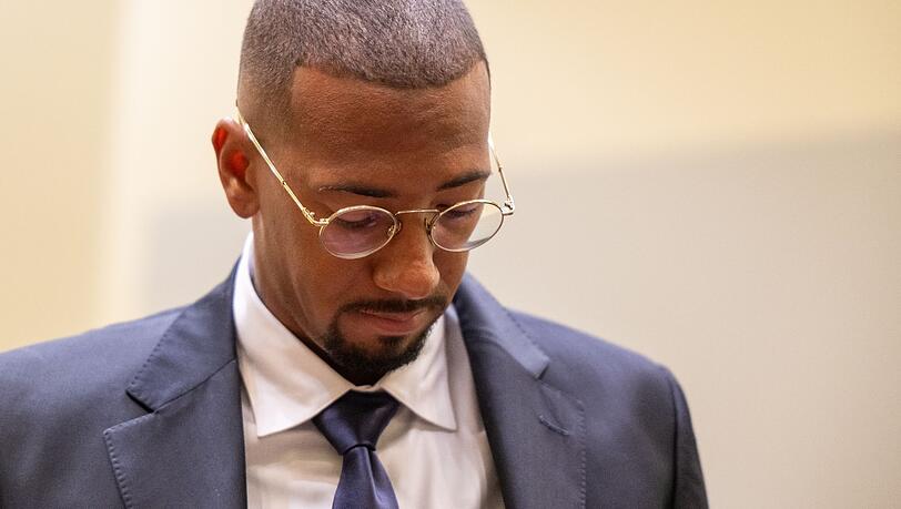 Der Fußball-Profi und ehemalige Nationalspieler Jérôme Boateng steht im Gerichtssaal.