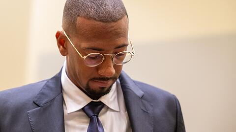 Der Fußball-Profi und ehemalige Nationalspieler Jérôme Boateng steht im Gerichtssaal.