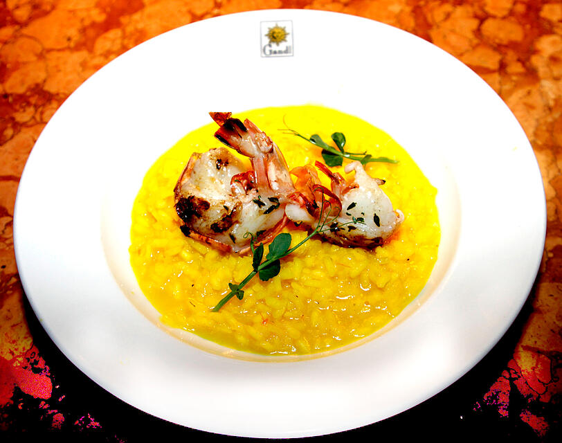 Dritter Gang: Safran-Risotto mit Garnelen.