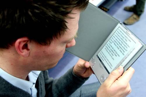 AZ-Reporter Volker ter Haseborg und der "Sony Reader": Keine Liebe auf den ersten Klick.