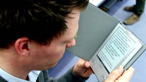 AZ-Reporter Volker ter Haseborg und der "Sony Reader": Keine Liebe auf den ersten Klick. AZ-Reporter Volker ter Haseborg und der "Sony Reader": Keine Liebe auf den ersten Klick.