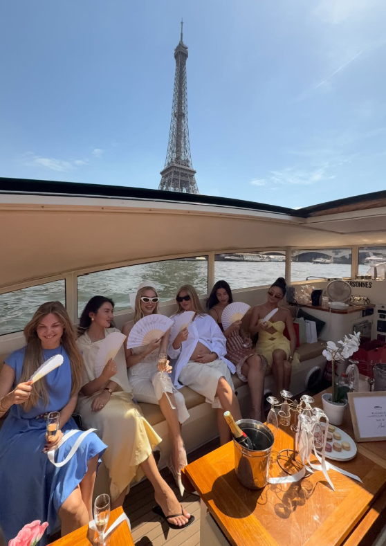 Leonie Hanne schippert bald in den Hafen der Ehe. Vorher wird mit den Freundinnen in Paris gefeiert.