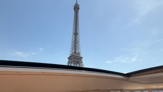 Leonie Hanne schippert bald in den Hafen der Ehe. Vorher wird mit den Freundinnen in Paris gefeiert.