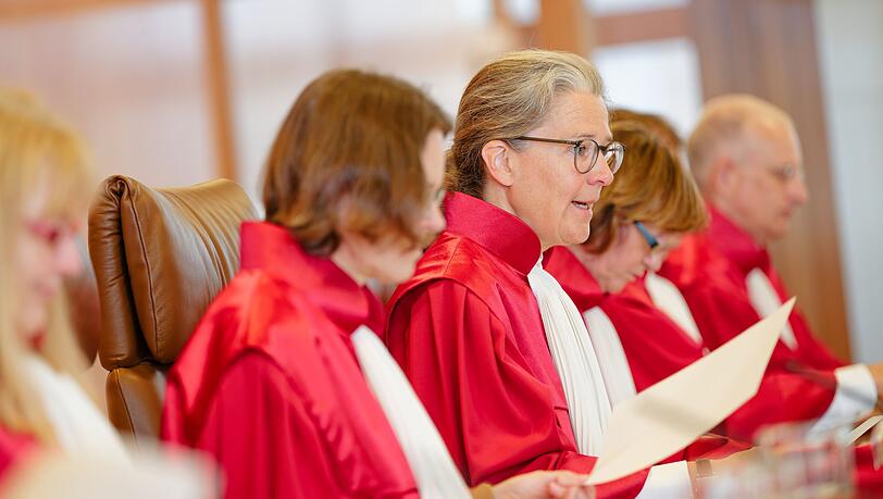 Der Zweite Senat um die Vorsitzende Richterin Ann-Katrin Kaufhold hat einstimmig entschieden. Der Zweite Senat um die Vorsitzende Richterin Ann-Katrin Kaufhold hat einstimmig entschieden.