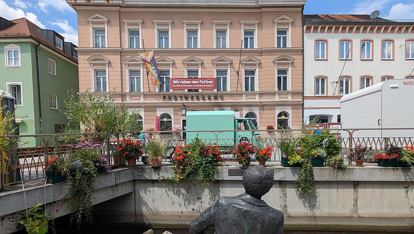 Ein Blick auf den Furtnerbräu. Im Vordergrund ist das Denkmal für den Schauspieler Karl Obermayr ("Monaco Franze") zu sehen. Ein Blick auf den Furtnerbräu. Im Vordergrund ist das Denkmal für den Schauspieler Karl Obermayr ("Monaco Franze") zu sehen.