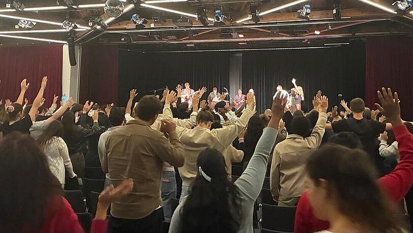 Etwa vierhundert Personen waren an dem Abend im Bürgerhaus in Garching. Etwa vierhundert Personen waren an dem Abend im Bürgerhaus in Garching.