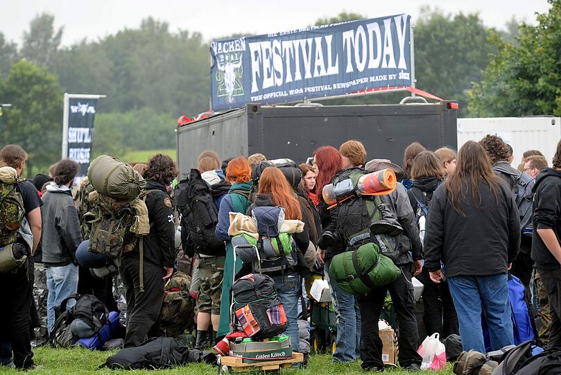 Der Eingang zum Festivalgelände: Fans aus der ganzen Welt reisen bereits an, um gute Zeltplätze zu ergattern...