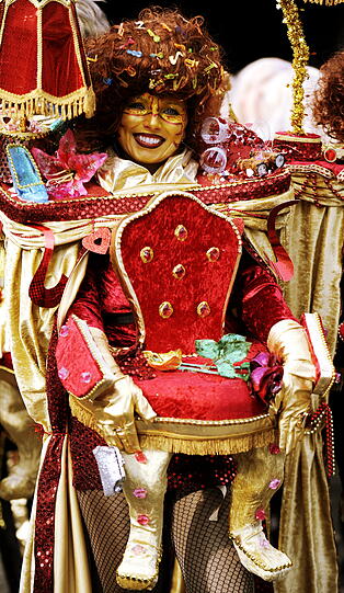 Zahlreiche Samba-Gruppen aus ganz Deutschland nehmen unter dem Motto "Carneval Theatral" am Bremer Straßenkarneval teil.