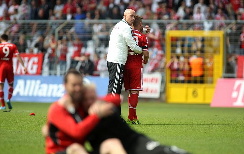 Große Entäuschung bei den "kleinen" Bayern. Sie verpassten am Sonntag den Aufstieg denkbar knapp. Die Tränen-Bilder nach dem Spiel!