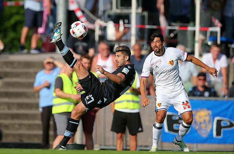 Am Freitagabend fand das Testspiel zwischen dem TSV 1860 und dem FC Basel statt. Sascha Mölders rettete den Löwen durch ein Tor in den letzten Minuten das 1:1-Unentschieden. Die Bilder.