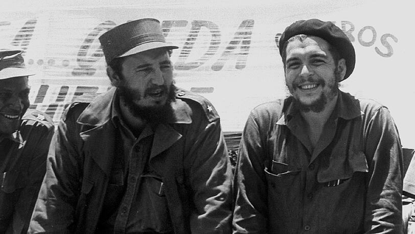 1960: Castro (l.) und sein Mitstreiter Ernesto „Che“ Guevara. 1960: Castro (l.) und sein Mitstreiter Ernesto „Che“ Guevara.