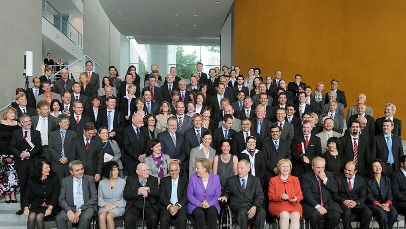 Kanzlerin Merkel (M) empfängt die Teilnehmer der Islamkonferenz im Bundeskanzleramt in Berlin. Foto: Tim Brakemeier/Archiv Kanzlerin Merkel (M) empfängt die Teilnehmer der Islamkonferenz im Bundeskanzleramt in Berlin. Foto: Tim Brakemeier/Archiv