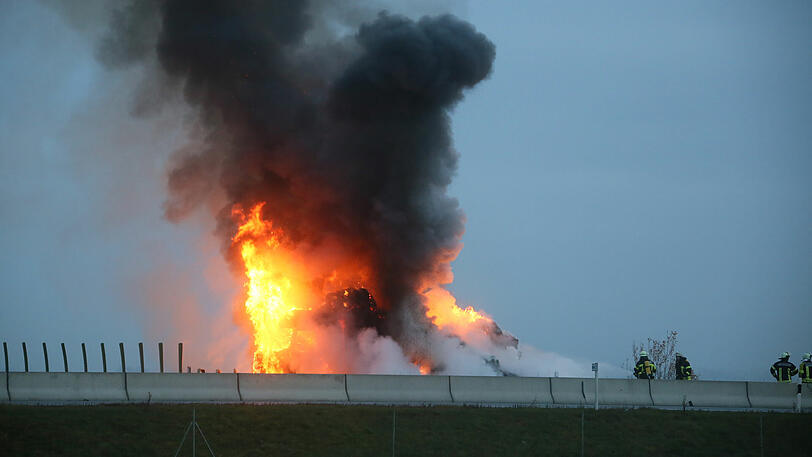 Die Bilder von der A94: Dort brannte ein mit Heuballen beladener Lkw komplett aus.