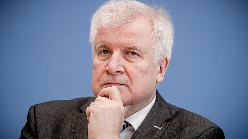 "Sie glauben gar nicht, wenn man jeden Tag direkt neben Angela Merkel am Tisch sitzt, verliert man alle Eigenschaften eines bayerischen Löwen. Man wird wirklich zahm." Horst Seehofer am 12. Januar nach den Sondierungsgesprächen beim Neujahrsempfang der bayerischen Staatsregierung in der Münchner Residenz.