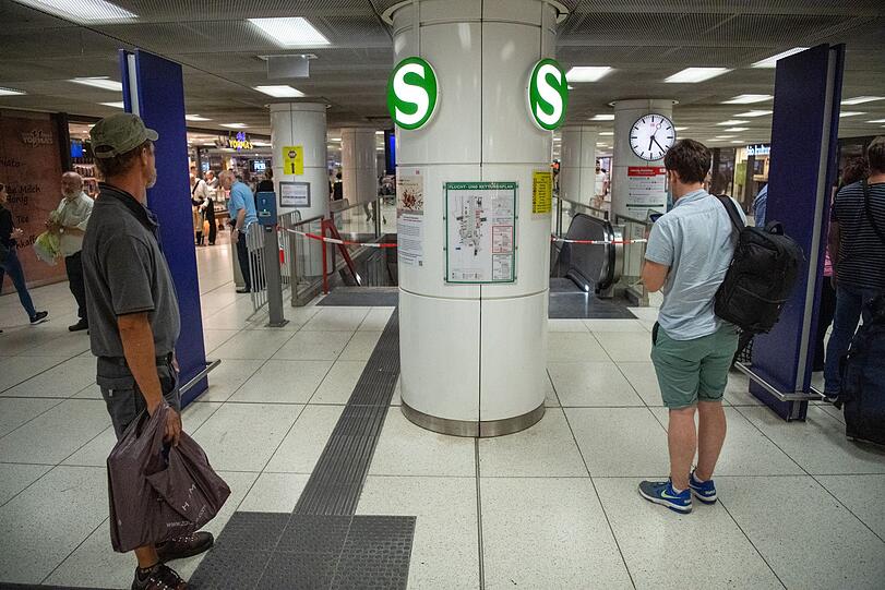 Bis zu 50 Zentimeter hoch steht das Wasser am Dienstag in einem Münchner S-Bahn-Tunnel. Der Zugverkehr ist lahmgelegt, die Feuerwehr ist stundenlang mit Abpumpen beschäftigt. Hunderttausende Menschen sind betroffen.