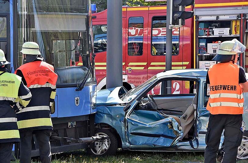 Bilder vom Verkehrsunfall in der Cosimastraße. Eine Tram kolliderte mit einem Pkw.