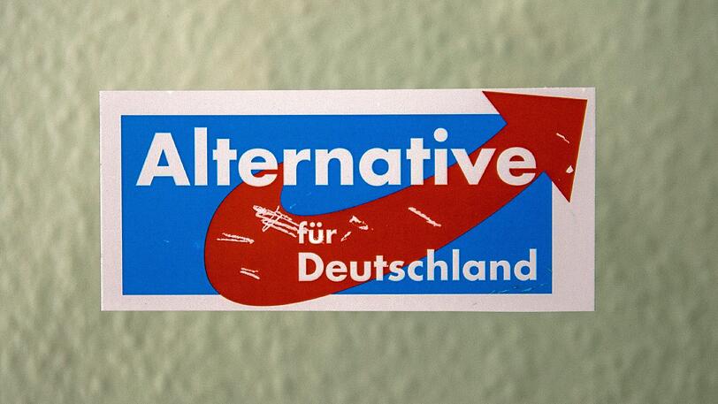 Weil er Aufkleber der AfD geklaut hat, muss ein 22-jähriger Nürnberger nun eine satte Strafe zahlen.