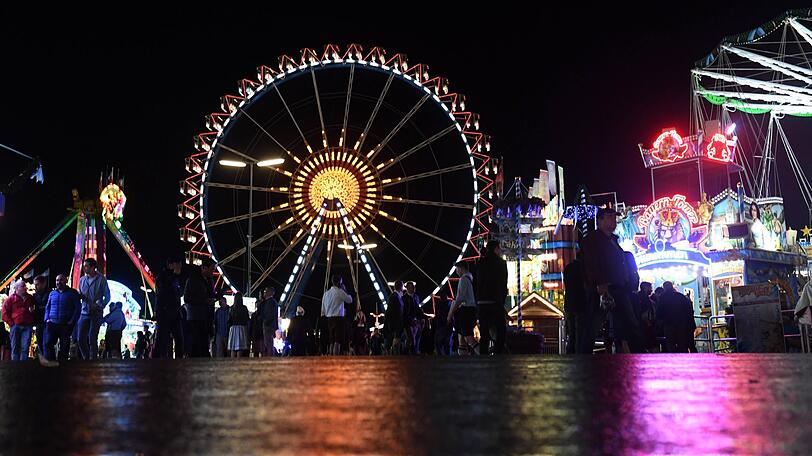 Auf dem Nachhauseweg von der Wiesn wurden drei Besucher von einem 19-Jährigen belästigt. (Symbolbild)
