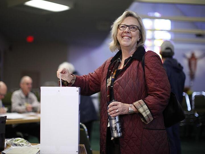 Elizabeth May, die Vorsitzende der Grünen Partei in Kanada, gibt ihre Stimme ab.