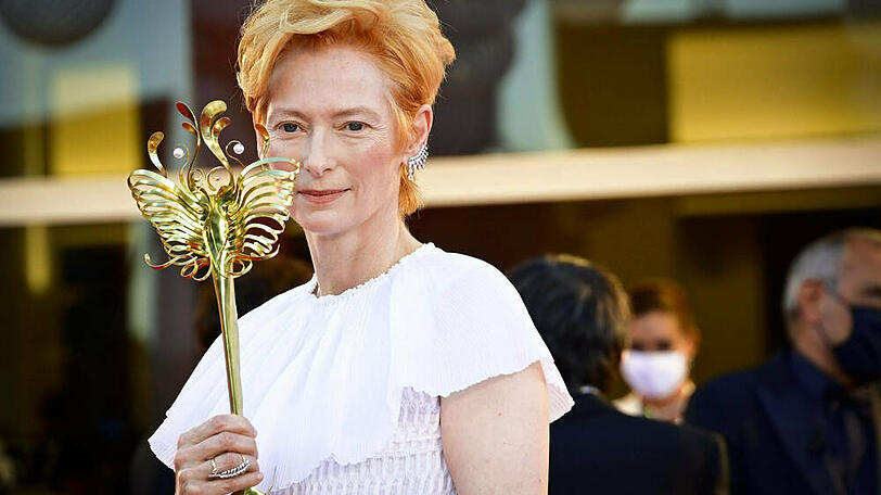 Tilda Swinton trug eine goldene Maske auf dem roten Teppich.