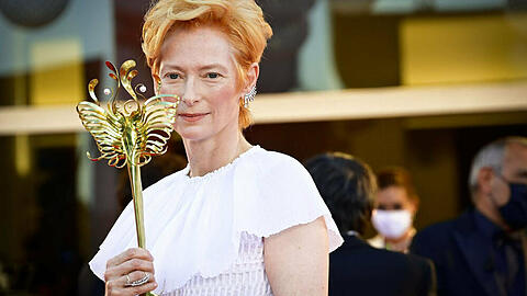 Tilda Swinton trug eine goldene Maske auf dem roten Teppich.