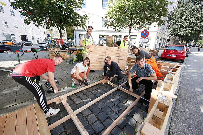 Die Studenten vom Kollektiv "Die Städtischen" hämmern und schrauben das neue Haidhauser Parklet hier eigenhändig zusammen.