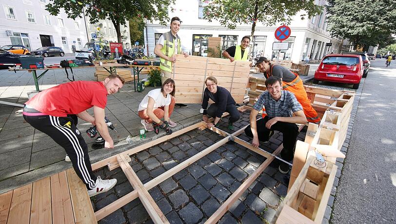 Die Studenten vom Kollektiv "Die Städtischen" hämmern und schrauben das neue Haidhauser Parklet hier eigenhändig zusammen. Die Studenten vom Kollektiv "Die Städtischen" hämmern und schrauben das neue Haidhauser Parklet hier eigenhändig zusammen.