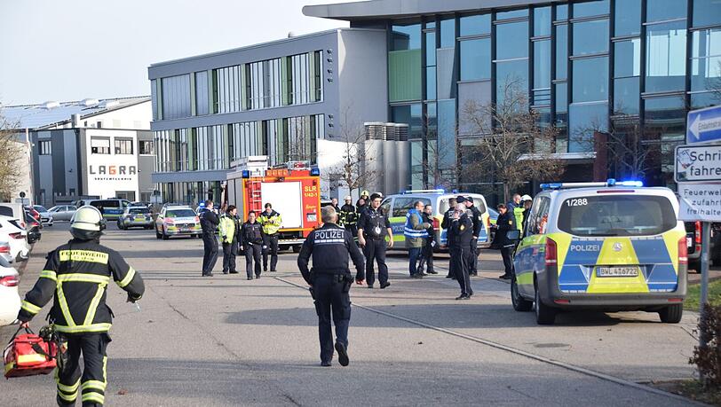 Einsatzkräfte von Polizei, Rettungsdienst und Feuerwehr sind an einer Schule im Einsatz.