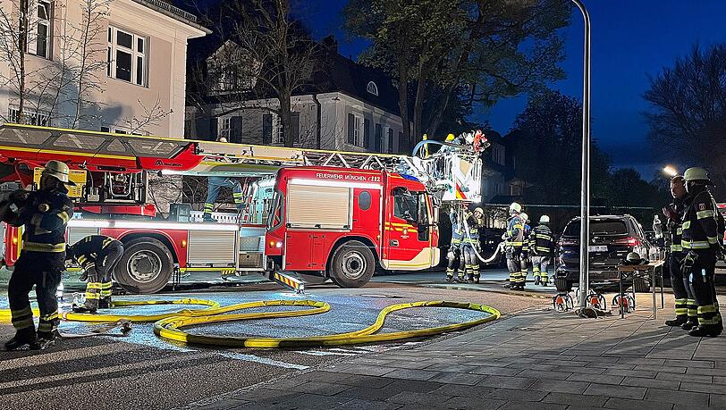 Die Feuerwehr war mit insgesamt drei Drehleitern, sechs Löschrohren, rund 70 Atemschutzgeräten sowie etwa 100 Kräften im Einsatz. Die Feuerwehr war mit insgesamt drei Drehleitern, sechs Löschrohren, rund 70 Atemschutzgeräten sowie etwa 100 Kräften im Einsatz.