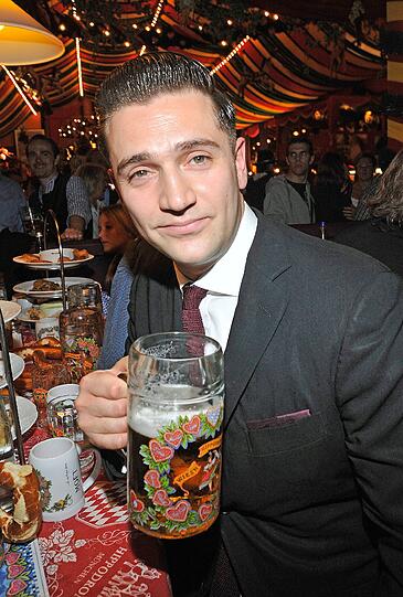 Hoppla! Wer ist denn dieser Herr? Zwar etwas blass um die Nase aber das Bier scheint ihm zu munden: Ex-Freund von Amy Winheouse Reg Traviss.