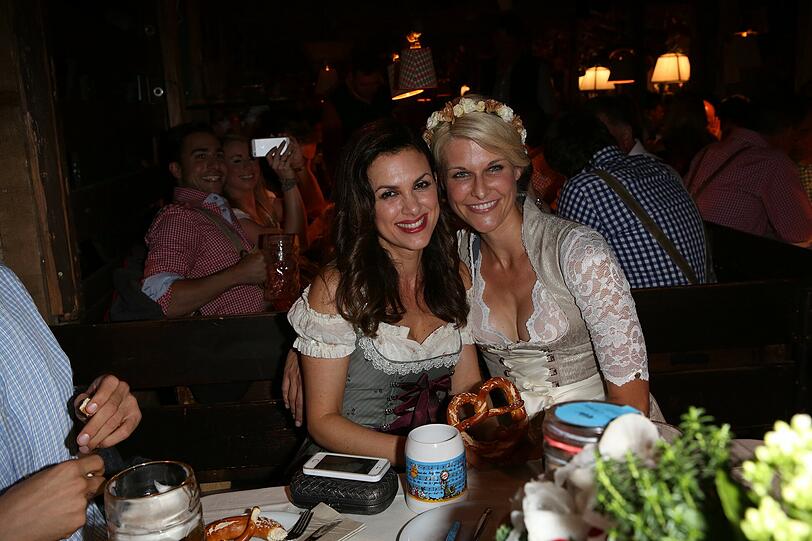 Viktoria Lauterbach-Skaf und Natascha Grün im Käferzelt