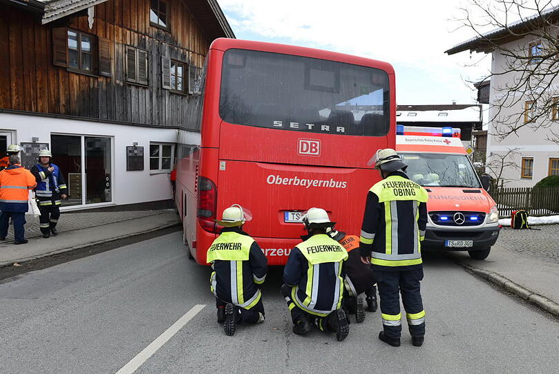 In Seebruck ist ein Linienbus in ein Haus gekracht - die Bilder vom Unfall.