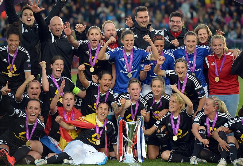 Die Fußballerinnen des 1. FFC Frankfurt feiern ihren Champions-League-Triumph.
