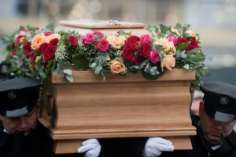 In der Berliner Kaiser-Wilhelm-Gedächtniskirche fand heute die Trauerfeier für den verstorbenen TV-Produzenten Wolfgang Rademann statt.