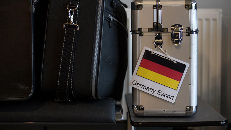 Bisher hat Deutschland in etwa einem halben Dutzend Sammelflügen mehr als 100 abgelehnte Asylbewerber nach Afghanistan abgeschoben.