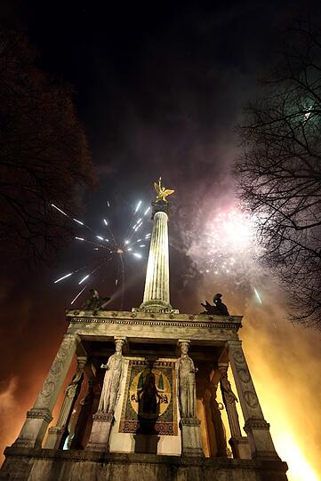 Happy New Year 2014! München feiert Silvester. Hier gibt's die Bilder vom Feuerwerk und von der Party am Friedensengel.