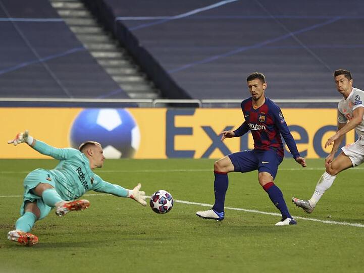 Barcelonas Torhüter Marc-André ter Stegen (l) konnte sich nur selten auszeichnen und erlebte einen bitteren Abend.