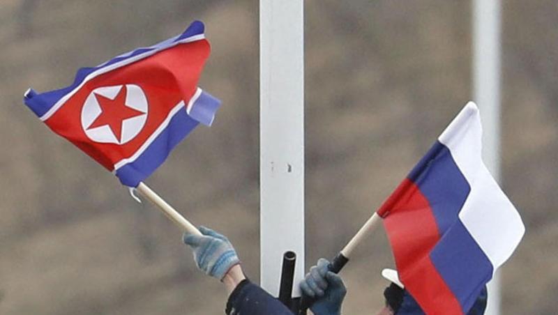 Vorbereitung auf das Treffen: Ein Arbeiter bringt an einer Straße auf der Insel Russki vor Wladiwostok die Flaggen von Russland und Nordkorea an. Vorbereitung auf das Treffen: Ein Arbeiter bringt an einer Straße auf der Insel Russki vor Wladiwostok die Flaggen von Russland und Nordkorea an.