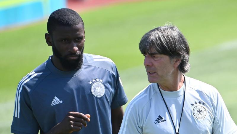Joachim Löw (r) plant taktische Änderungen gegen Portugal.