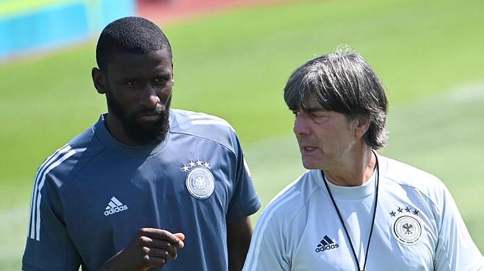 Joachim Löw (r) plant taktische Änderungen gegen Portugal.