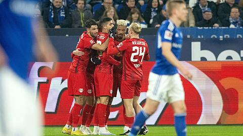 RB Leipzig setzte sich souverän beim FC Schalke 04 durch.