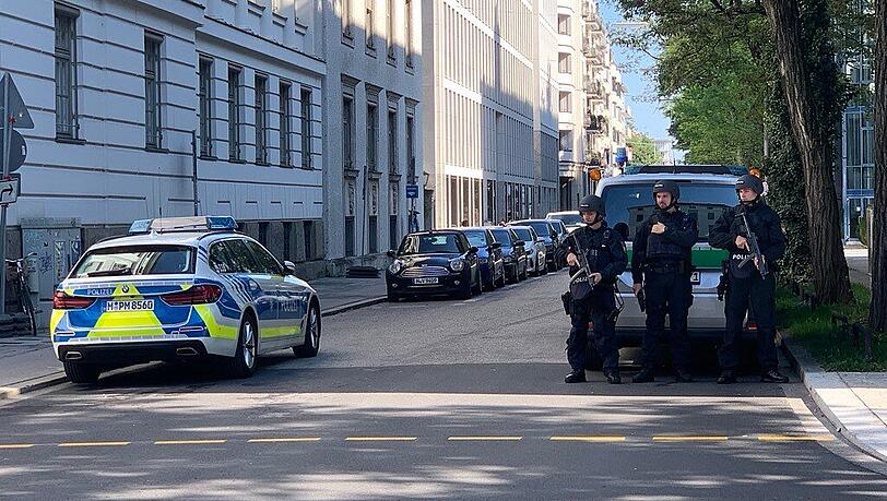 An vielen Straßenecken haben sich Polizeikräfte platziert. An vielen Straßenecken haben sich Polizeikräfte platziert.