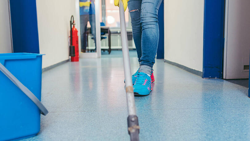 Die Reinigungskräfte hätten auf die Sicherheit eines unbefristeten Arbeitsverhältnisses verzichten sollen, so schildert es die Gewerkschaft IG Bau.