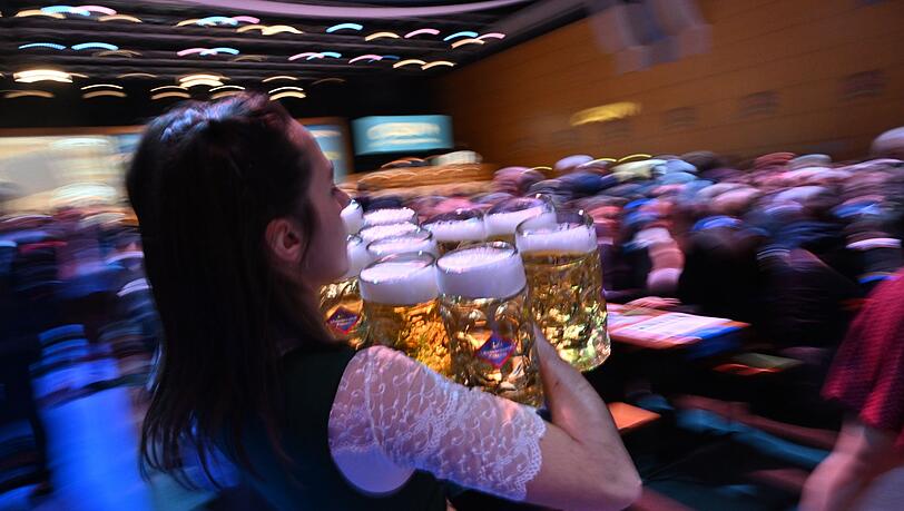 Bier geh&ouml;rt f&uuml;r die meisten Besucher der Aschermittwochveranstaltungen einfach dazu - b&ouml;se Zungen behaupten, dass auch deswegen die Stimmung vielerorts so gut ist. (Archivbild)